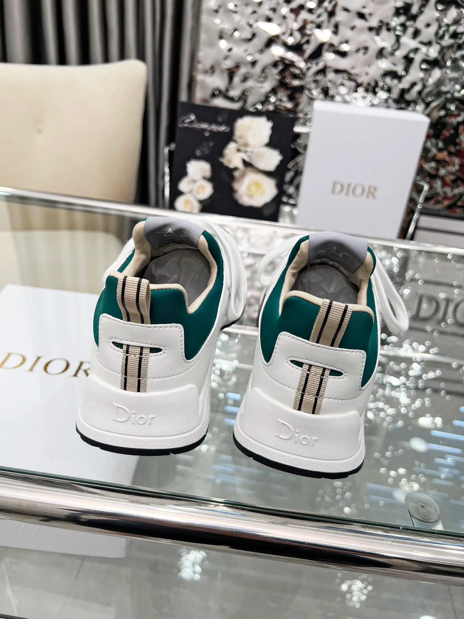 Men's shoes 💰540 Dior, the latest Star series on the show, this Dior Star dad sneaker is a new product for the fall of 2025, enriching the classic series with fashionable retro style. Carefully crafted, these Dad Shoes style shoes can be paired with casual looks all year round and follow the trend of the retro market. The Dior logo on the tongue also indicates that this pair of shoes is the B30 model! B30 uses fine-textured leather and mesh cloth materials to form a shoe body. There are conspicuous letters CD on both sides of the shoe body to indicate identity. The multiple lines on the shoe body outline the details, making the shoes look less monotonous and full of retro three-dimensionality! Code number: 40-46 Color: four colors